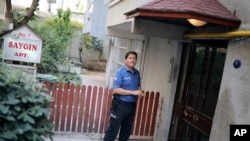 土耳其警察站在安德鲁·布伦森牧师的家门口,该牧师被软禁家中。7月25,土耳其伊兹密尔市。