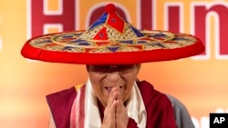 西藏精神领袖达赖喇嘛4月1日出席在印度古瓦哈提举行的阿萨姆论坛报庆祝仪式上头戴阿萨姆领导人的传统竹帽。