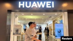 北京一家商场的华为商店展出Mate 60系列手机的广告。(2023年8月30日)