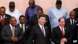 肯尼亚总统肯雅塔(右)在中非合作论坛北京峰会上