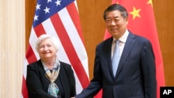 资料照:2023年7月8日,中国国务院副总理何立峰(右)在北京钓鱼台国宾馆与美国财政部长耶伦会晤。