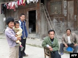 兴坡村的村民(左三为商先生,左一为商太太)