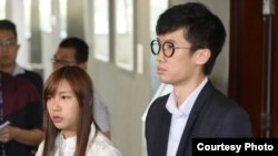 青年新政梁颂恒和游蕙祯周五下午回应人大释法(苹果日报图片)