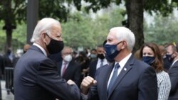 在纽约9/11纪念博物馆举行的纪念活动上,民主党总统候选人、前副总统拜登与副总统彭斯打招呼。(2020年9月11日)