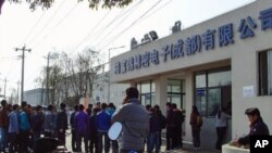 富士康成都厂北区厂房外面,新来的员工等待报到
