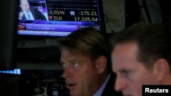 交易商们在纽约证券交易所( NYSE)工作(2016年6月27日)。