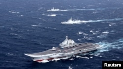 中国辽宁号航空母舰与随行船队在南中国海演习(2016年12月)