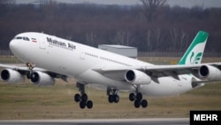 资料照:伊朗马汉航空公司(Mahan Air)一架客机正从跑道起飞。