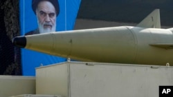 2024 年 9 月 21 日,伊朗在首都德黑兰郊外举行武装部队阅兵。载着新型导弹的卡车通过检阅台前。
