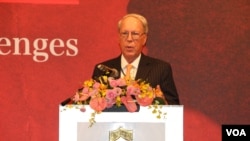 前美国在台协会主席薄瑞光(Raymond Burghardt)在台北参加“当前中国大陆的发展与挑战”的研讨会时发表演讲。(2019年8月30日,美国之音林枫拍摄)