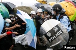香港警察试图驱散抗议升旗仪式的示威者 (2019年7月1日)
