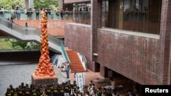 2021年6月4日,
香港学生在香港大学的“国殇之柱”雕像前默哀,纪念“六四”事件32周年。