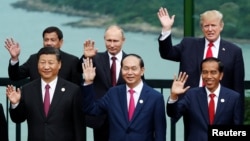美国总统川普、中国国家主席习近平、俄罗斯总统普京、印度尼西亚总统佐科(前排右)等领导人在越南岘港举行的亚太经合组织会议期间合影 (2017年11月11日)。上述四人都在福布斯杂志2018年世界最具权势75人榜上,前三人是前三名,印尼总统是第七十四名。