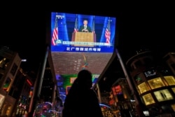 北京一座商场旁的电视屏幕正在播放美国当选总统拜登的讲话画面。(2021年1月8日)