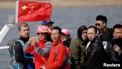 中国游客乘船游览中朝边境的鸭绿江 (资料照片)