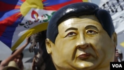 习近平今年6月访问美国加州时有抗议者举行示威(美国之音记者国符拍摄)