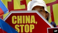 菲律宾民众在中国马尼拉领馆外集会抗议在有争议的南中国海中菲船只发生的对峙 (2015年4月20日)