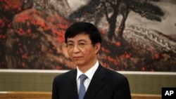 中共十九届政治局常委王沪宁在人民大会堂的媒体见面会上(2017年10月25日)。王沪宁兼中央书记处排名第一的书记,有人称作中央书记处常务书记,也掌管意识形态工作