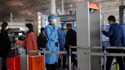 医护人员在检测进入北京机场的旅客的体温。(2020年11月5日)