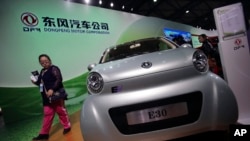 中国国有企业东风汽车公司在上海国际工业展览会展出小型电动汽车(2013年11月)