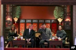美国总统特朗普(中左)和第一夫人梅拉尼亚(左)与中国国家主席习近平(中右)与夫人彭丽媛(右)在北京故宫观看京剧。 (2017年11月8日)