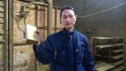 2015年,他把在北京吸尘100天收集来的雾霾混着陶土做成了一块砖。