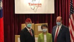 台湾驻美代表萧美琴(中)与美国退伍军人协会会长欧克斯福德(左),佛罗里达州联邦众议员约霍在捐赠口罩仪式中合影(美国之音锺辰芳拍摄)