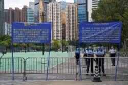 八九六四32周年之际,香港警察在维多利亚公园外设置路障并在旁站岗。(2021年6月4日)