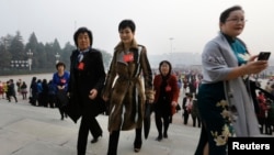 李小琳身穿名牌大衣出现在人民大会堂,参加全国妇女代表大会(2013年10月28日)