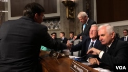 美国陆军部长埃斯珀(Mark Esper)与参议院军委会主席英霍夫(Inhofe)握手(美国之音黎堡2019年7月16日)