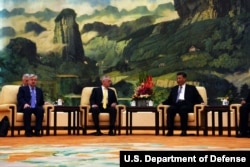 美国防部长马蒂斯与中国国家主席习近平在人民大会堂会面,美国驻华大使布兰斯塔德和中国国防部长魏凤和在场(2018年6月27日,美国国防部图片)。