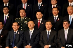 杨洁篪(前排右三)等中国代表团成员和美国财政部长(前排右一),(美国之音林枫拍摄)
