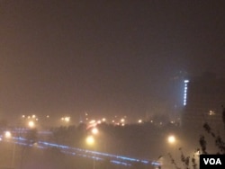 夜幕下的北京东长安街上空,雾霾弥漫。人们被告诫注意防范呼吸道疾病,减少出行。(美国之音叶兵拍摄)