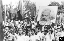 文革初期,中国青年挥舞毛主席语录,抬着马克思像游行(1966年9月14日)