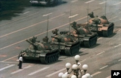 1989年6月5日,有人在北京的长安街上阻拦坦克。