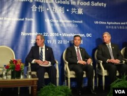 美贸易代表弗罗曼(左)、中国副总理汪洋(中)与美农业部长维尔萨克出席美中农业食品伙伴关系研讨会(2016年11月22日,美国之音莉雅拍摄)
