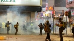 香港警方2020年元旦日凌晨在旺角施放催泪弹驱散街头示威者,香港人在催泪烟中迎接新一年。 (美国之音/汤惠芸)