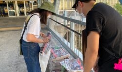 香港市民蔡小姐自费赚买十多份8月11日的苹果日报,捐给天水连线成员免费派发给其他市民,以示支持新闻自由。 (美国之音/汤惠芸)