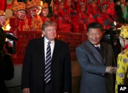 美国总统唐纳德·川普和中国主席习近平抵达北京紫禁城,观赏京剧(2017年11月8日)。