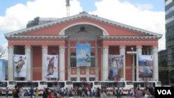 蒙古乌兰巴托街头的苏联式建筑。俄罗斯想恢复在蒙古影响。 (美国之音白桦拍摄)