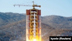 这张日本共同社发表的照片显示朝鲜远程火箭从西海发射场升空。(2016年2月7日)
