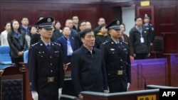 前中国足球协会主席陈戌源(中)2024年3月26日,在湖北省黄石市中级人民法院受审。