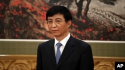 中共十九届政治局常委王沪宁在人民大会堂的媒体见面会上。(2017年12月25日)