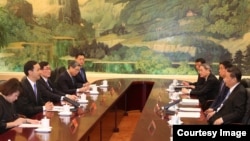 国民党主席朱立伦和中共总书记习近平等人在北京人民大会堂举行会谈(2015年5月4日,中国国民党提供)