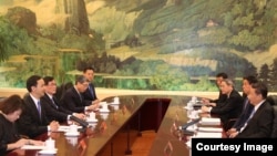 国民党主席朱立伦和中共总书记习近平等人在北京人民大会堂举行会谈(2015年5月4日,中国国民党提供)