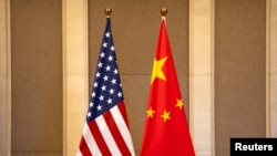 资料照:2023年7月8日,美国财政部长耶伦与中国副总理何立峰在钓鱼台国宾馆举行会谈前布置的美中两国国旗。