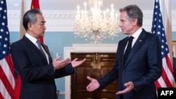 美国国务卿布林肯与中国外长王毅在美国国务院举行正式会谈前相互问候。(2023年10月26日)