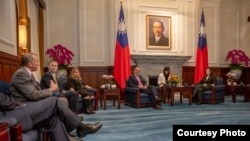 台湾总统蔡英文2019年5月6日在总统府会见参加“台美国防产业论坛”代表团 (台湾总统府照片)