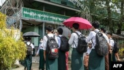 ယခင်မှတ်တမ်းရုပ်ပုံ | ရခိုင်ပြည်နယ် စစ်တွေမြို့တော်မှာ အခြေခံပညာကျောင်းသားတွေ ကျောင်းလာတက်နေတဲ့မြင်ကွင်းတခု (ဇွန် ၁၊ ၂၀၂၁)