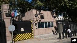 美国驻土耳其使馆受到袭击后媒体记者前往拍照大使馆受损情况。(2018年8月20日)